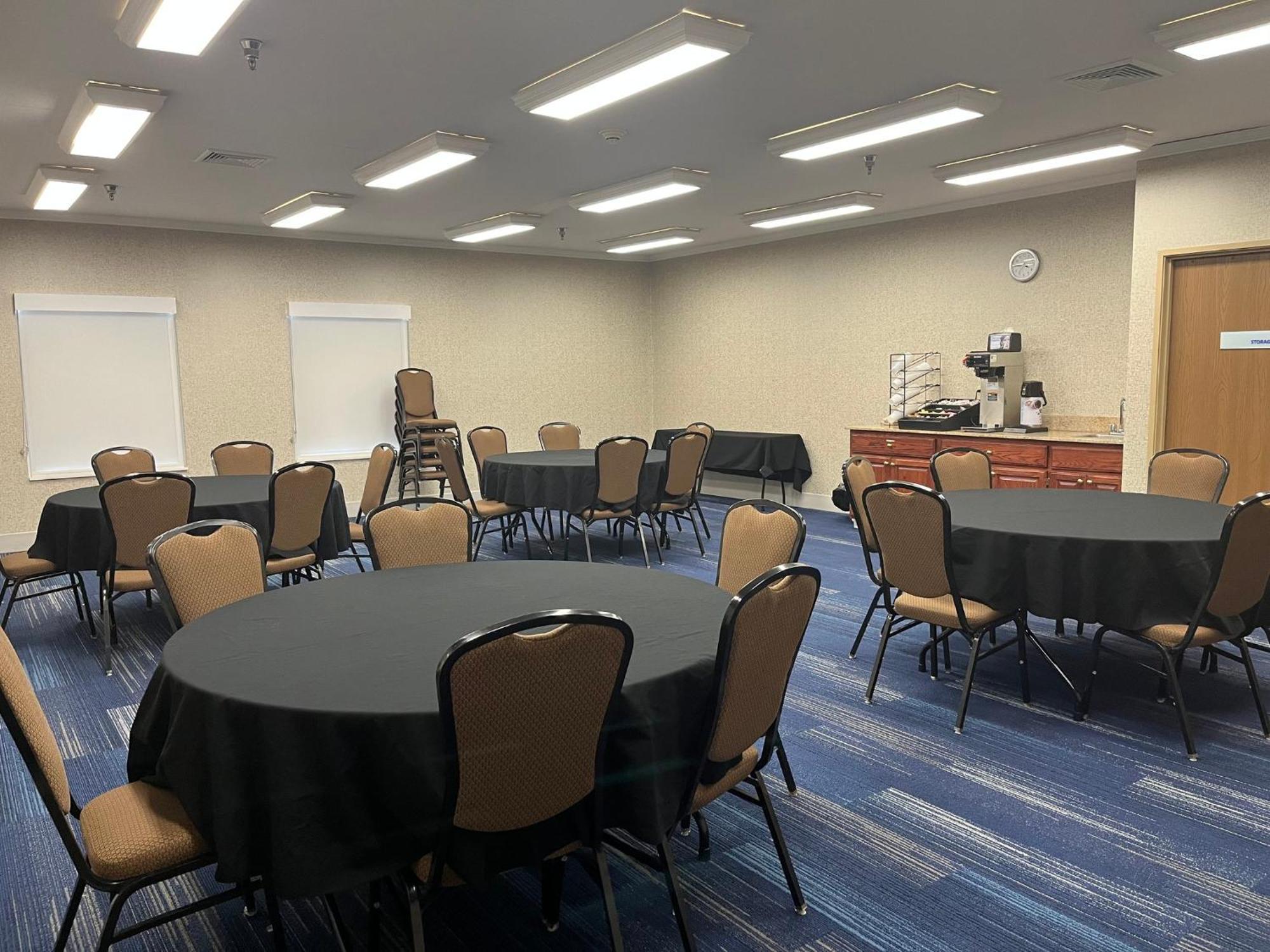 Holiday Inn Express Hotel & Suites Sioux Falls At Empire Mall By Ihg Exterior photo